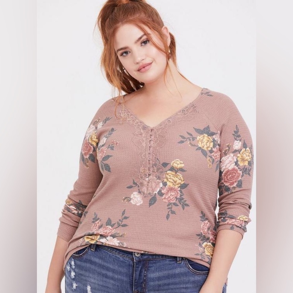 💙Torrid Lacy Floral Henley NWT